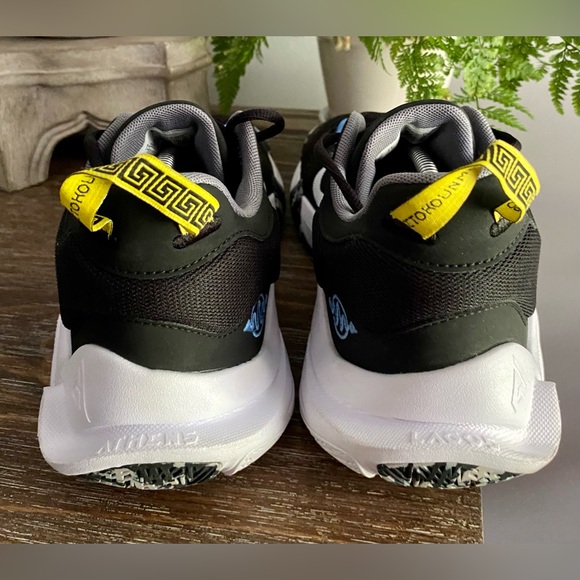 Men’s 12 Nike Giannis Immortality Basketball Shoes Black White Blue Yellow - Picture 5 of 8